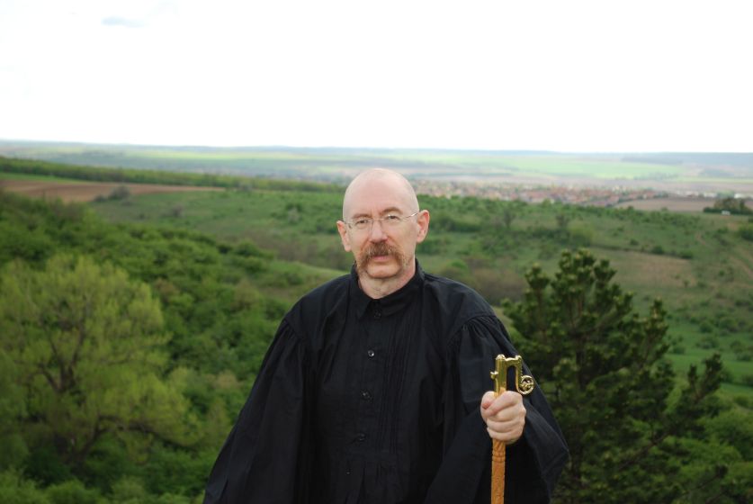 Lílávadzsra magyar népviseletben a Mézeshegyen