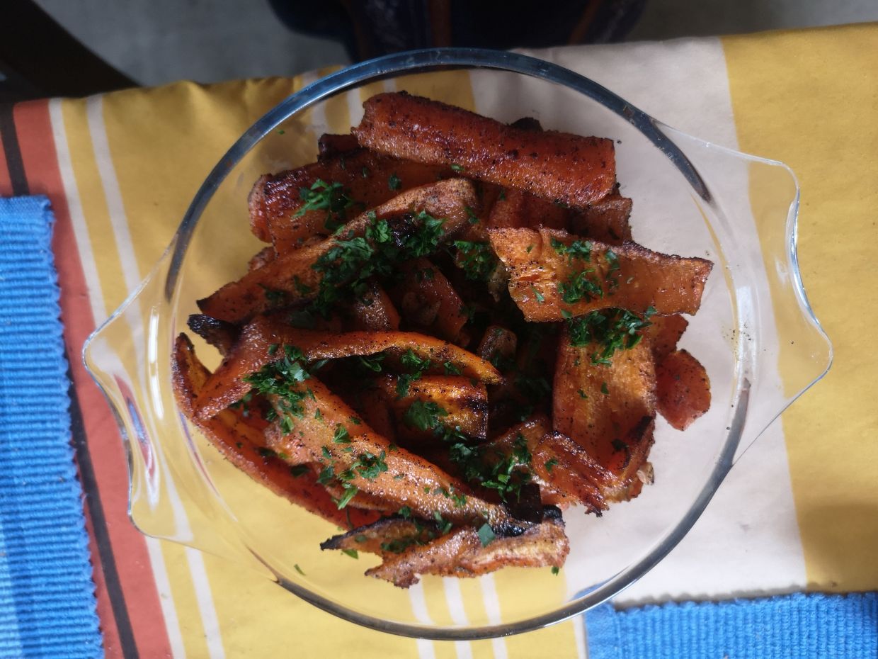 Fokhagymás vajban sült sárgarépa