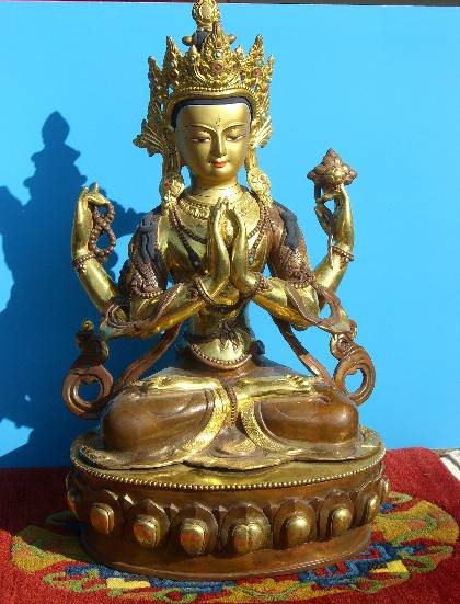 Négykarú Avalókitésvara, szíve előtt a kívánságteljesítő drágakővel