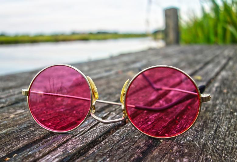 Rózsaszín szemüveg