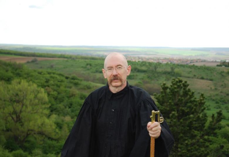 Lílávadzsra magyar népviseletben a Mézeshegyen