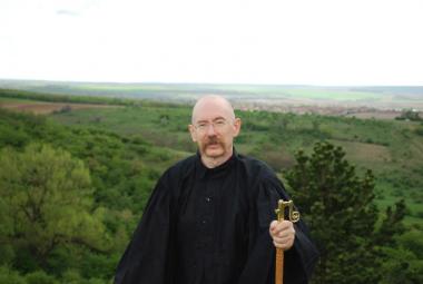 Lílávadzsra magyar népviseletben a Mézeshegyen